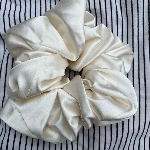 Light gold / champagne satin oversized jumbo scrunchie Urban Outfitters glam - Picture 4 of 5